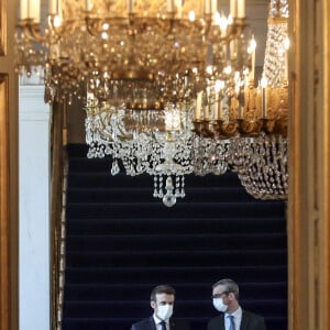 Le président de la République française, Emmanuel Macron accompagné du secrétaire général, Alexis Kohler durant un conseil de défense au palais de l'Elysée, Paris, France, le 26 février 2022