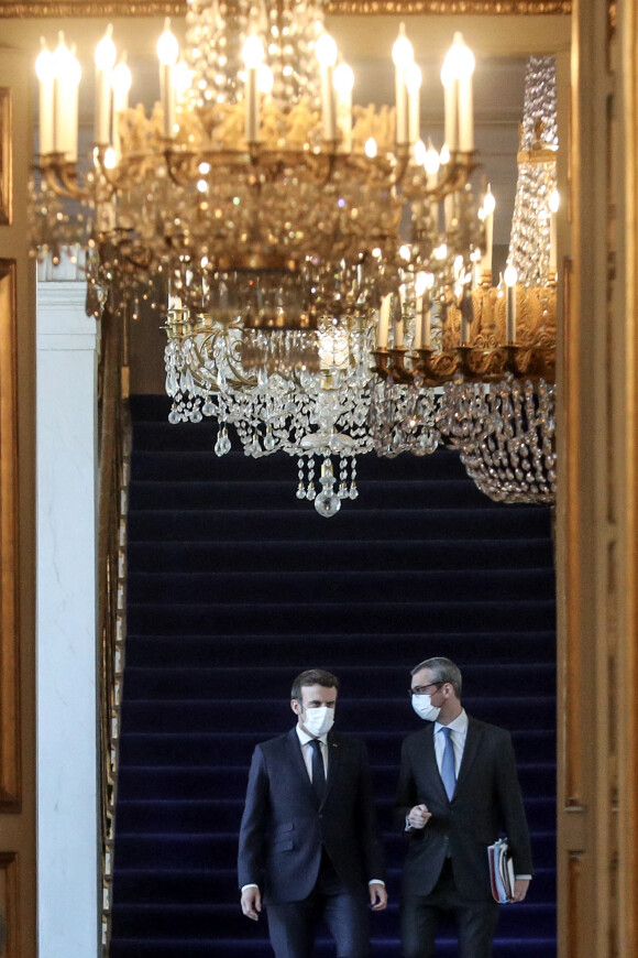 Le président de la République française, Emmanuel Macron accompagné du secrétaire général, Alexis Kohler durant un conseil de défense au palais de l'Elysée, Paris, France, le 26 février 2022