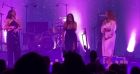 Amel Bent sur scène avec Camélia Jordana et Vitaa à l'Olympia.