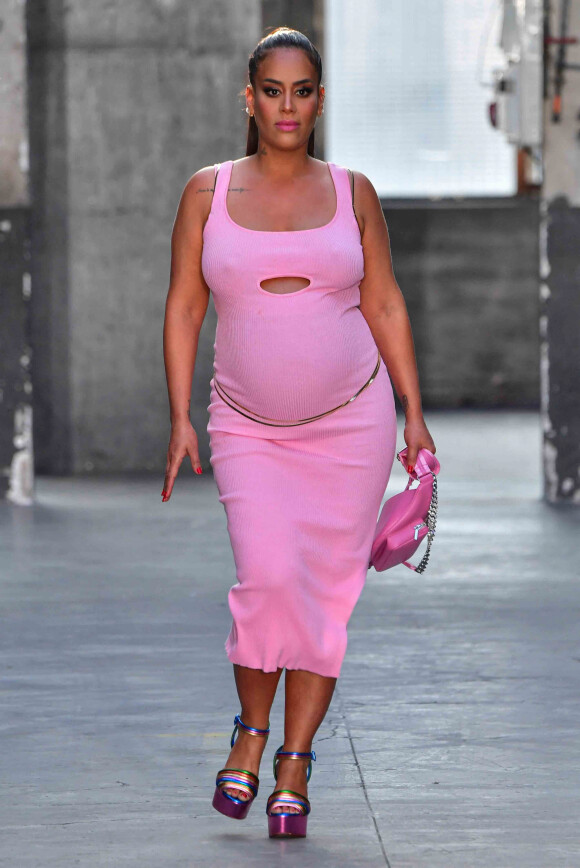 Amel Bent (enceinte) - Défilé Nicolas Lecourt Mansion "Collection Femme Prêt-à-Porter Automne/Hiver 2022" lors de la Fashion Week de Paris (PFW) le 8 mars 2022 