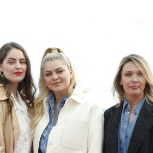 Marie-Ange Casta, Louane Emera et Anne Marivin - Photocall de la série "Visions" lors de la 5ème saison du festival International des Séries "Canneseries" à Cannes, France, le 3 avril 2022. © Denis Guignebourg/Bestimage 