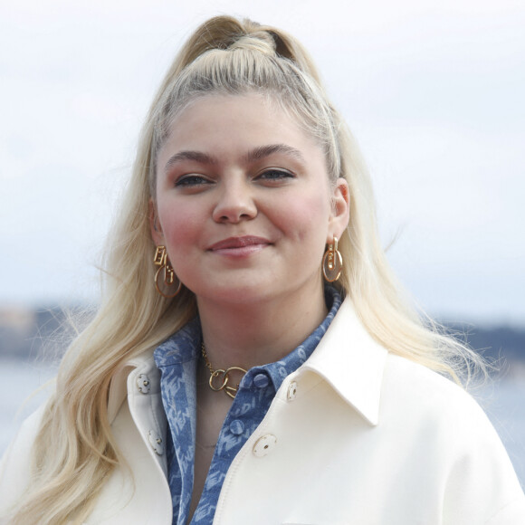 Louane Emera - Photocall de la série "Visions" lors de la 5e saison du festival International des Séries "Canneseries" © Denis Guignebourg/Bestimage 