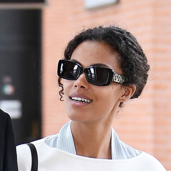 Vincent Cassel et sa femme Tina Kunakey arrivent à l'aéroport international de Venise - Marco Polo et prennent un bateau-taxi, à Venise, Italie, le 21 avril 2022. Tina Kunakey est habillée de la tête aux pieds en Valentino. 