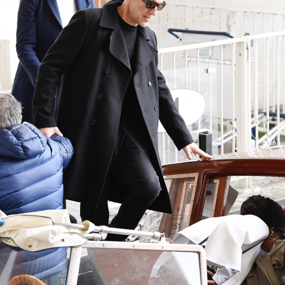 Vincent Cassel et sa femme Tina Kunakey arrivent à l'aéroport international de Venise - Marco Polo et prennent un bateau-taxi, à Venise, Italie, le 21 avril 2022.  Vincent Cassel and Tina Kunakey are pictured while arriving at the Venice - Marco Polo International Airport. 