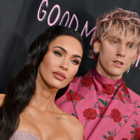 Megan Fox torride : décolleté très généreux et robe fendue avec son fiancé Machine Gun Kelly