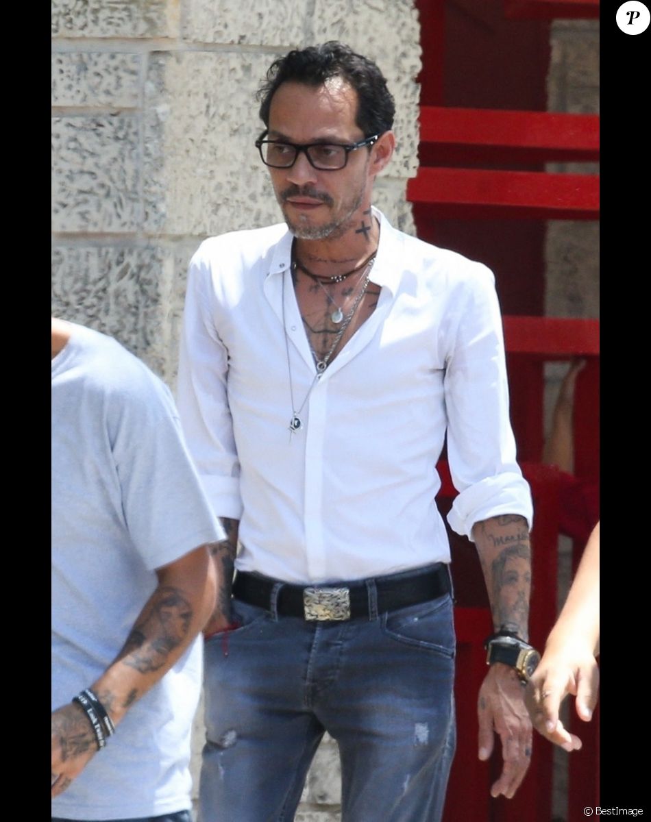 Jennifer Lopez va assister à la chorale scolaire de son fils Max Muniz en présence de son fiancé Alex Rodriguez et du père de son fils, Marc Anthony à Miami le 31 mai 2019.