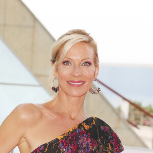 Rebecca Hampton (robe Christophe Guillarmé à encolure asymétrique en jacquard à relief noir et violet) lors de la soirée d'ouverture du 59ème festival de télévision de Monte Carlo le 14 juin 2019. © Denis Guignebourg / Bestimage 