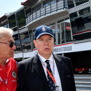 Michel Ferry, le Commissaire général de l'Automobile Club de Monaco et le Directeur des Grands Prix, le prince Albert II de Monaco et Gery Mestre, le président de la commission des véhicules de collection de l'automobile Club de Monaco, durant la 13e édition du Grand Prix de Monaco Historique, le 13 mai 2022. Le Grand Prix Historique de Monaco existe depuis 1997. Il se déroule tous les deux ans avant le Grand Prix de Monaco F1. Il est disputé sur le même circuit que le Grand Prix F1 avec en plus le charme des voitures anciennes qui proposent une rétrospéctive splendide des courses automobiles. organisé tous les deux ans pas l'Automobile Club de Monaco (ACM), il remporte un vif succès auprès du public, qui vient de plus en plus nombreux à chaque édition. © Bruno Bebert/Bestimage 