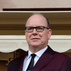 Le prince Albert II de Monaco - Tournoi Sainte-Devote de rugby au stade Louis II - finale Montpellier (vainqueur en blanc) contre Dubaï (en bleu) - - Remise des prix de l' édition 2022 du Tournoi Sainte-Dévote de Rugby au Stade Louis II à Monaco le 7 mai 2022. © Claudia Albuquerque / Bestimage 