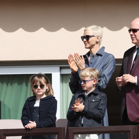 Le prince Albert II de Monaco, la princesse Charlene, le prince Jacques et la princesse Gabriella - Tournoi Sainte-Devote de rugby au stade Louis II - finale Montpellier (vainqueur en blanc) contre Dubaï (en bleu) - - Remise des prix de l' édition 2022 du Tournoi Sainte-Dévote de Rugby au Stade Louis II à Monaco le 7 mai 2022. © Claudia Albuquerque / Bestimage 