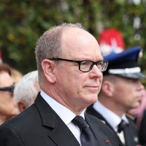 Céremonie de la flamme du soldat inconnu cimetière de Monaco, le 7 mai 2022 a l'occasion du centenaire de la société des membres de la légion d'honneur, s.a.s. le prince Albert II de Monaco accueille le passage de la "flamme du soldat inconnu" au pied du monument aux morts inauguré sous le règne du "prince soldat" son arrière grand-père en présence de Monsieur Claude Cottalorda (président de la société de la légion d'honneur de Monaco) la compagnie des carabiniers du prince, les petits chanteurs de Monaco, des scolaires ainsi que les autorités monégasques. Monaco le 7 mai 2022 © JC Vinaj / POOL / Monaco 