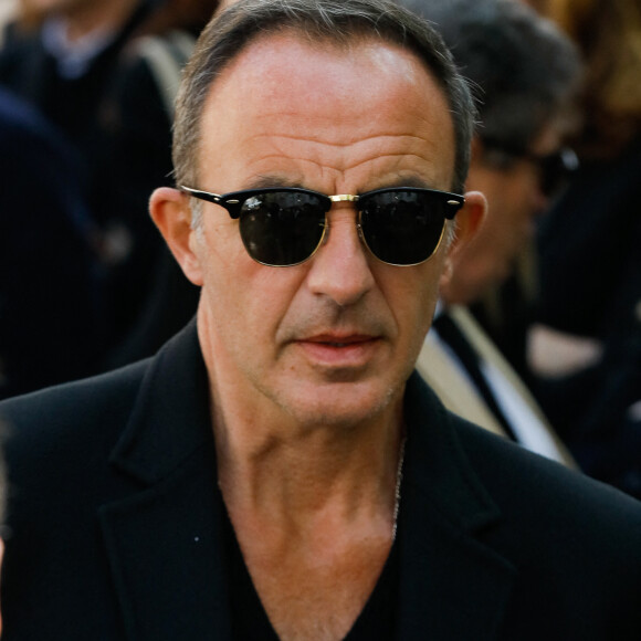 Nikos Aliagas - Sorties des obsèques de Laurent Vimont (PDG de Century 21) en l'église Notre-Dame de Grâce de Passy à Paris. Le 23 mars 2022