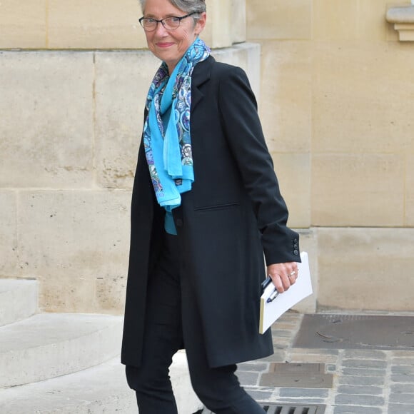 Elisabeth Borne, ministre des Transports, arrive à l'Hôtel Matignon pour une réunion sur le projet d'aéroport du Grand Ouest. Paris, le 1er juin 2017.