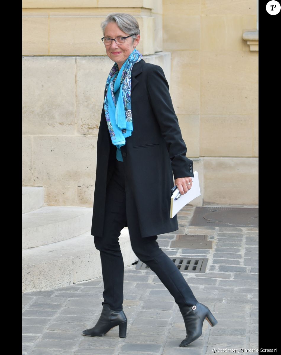 Elisabeth Borne, ministre des Transports, arrive à l'Hôtel Matignon pour une réunion sur le projet d'aéroport du Grand Ouest. Paris, le 1er juin 2017.