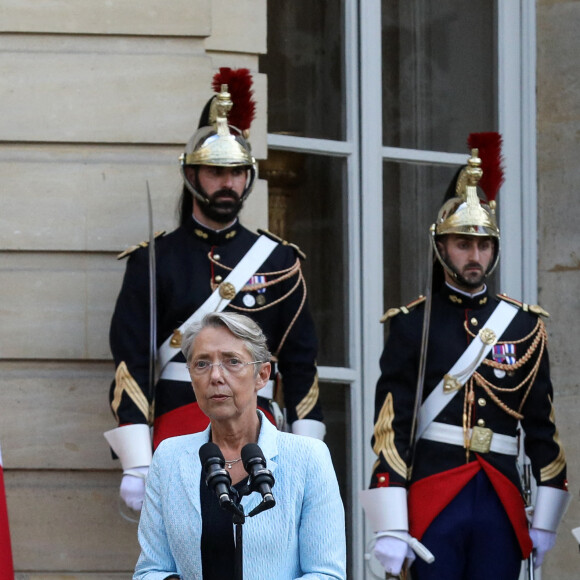 Passation de pouvoirs entre l'ancien Premier ministre français et la nouvelle Première ministre française, Elisabeth Borne à l Hôtel de Matignon à Paris, France, le 16 mai 2022