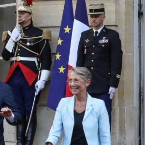 Passation de pouvoirs entre l'ancien Premier ministre français et la nouvelle Première ministre française, Elisabeth Borne à l Hôtel de Matignon à Paris