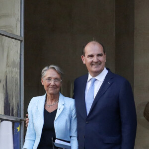 Passation de pouvoirs entre l'ancien Premier ministre français et la nouvelle Première ministre française, Elisabeth Borne à l Hôtel de Matignon à Paris, France, le 16 mai 2022