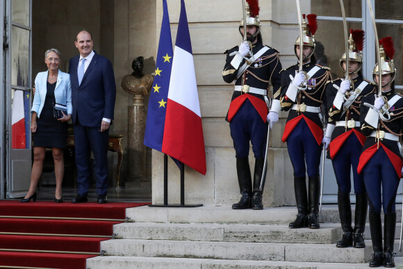 Passation de pouvoirs entre l'ancien Premier ministre français et la nouvelle Première ministre française, Elisabeth Borne à l Hôtel de Matignon à Paris, France, le 16 mai 2022