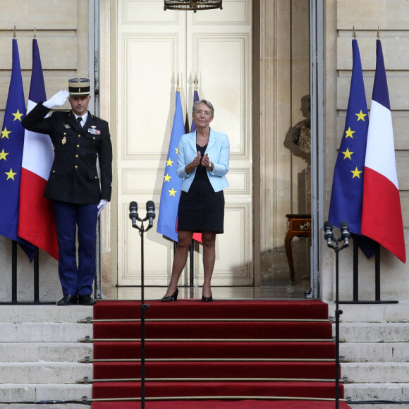 Passation de pouvoirs entre l'ancien Premier ministre français et la nouvelle Première ministre française, Elisabeth Borne à l Hôtel de Matignon à Paris, France, le 16 mai 2022