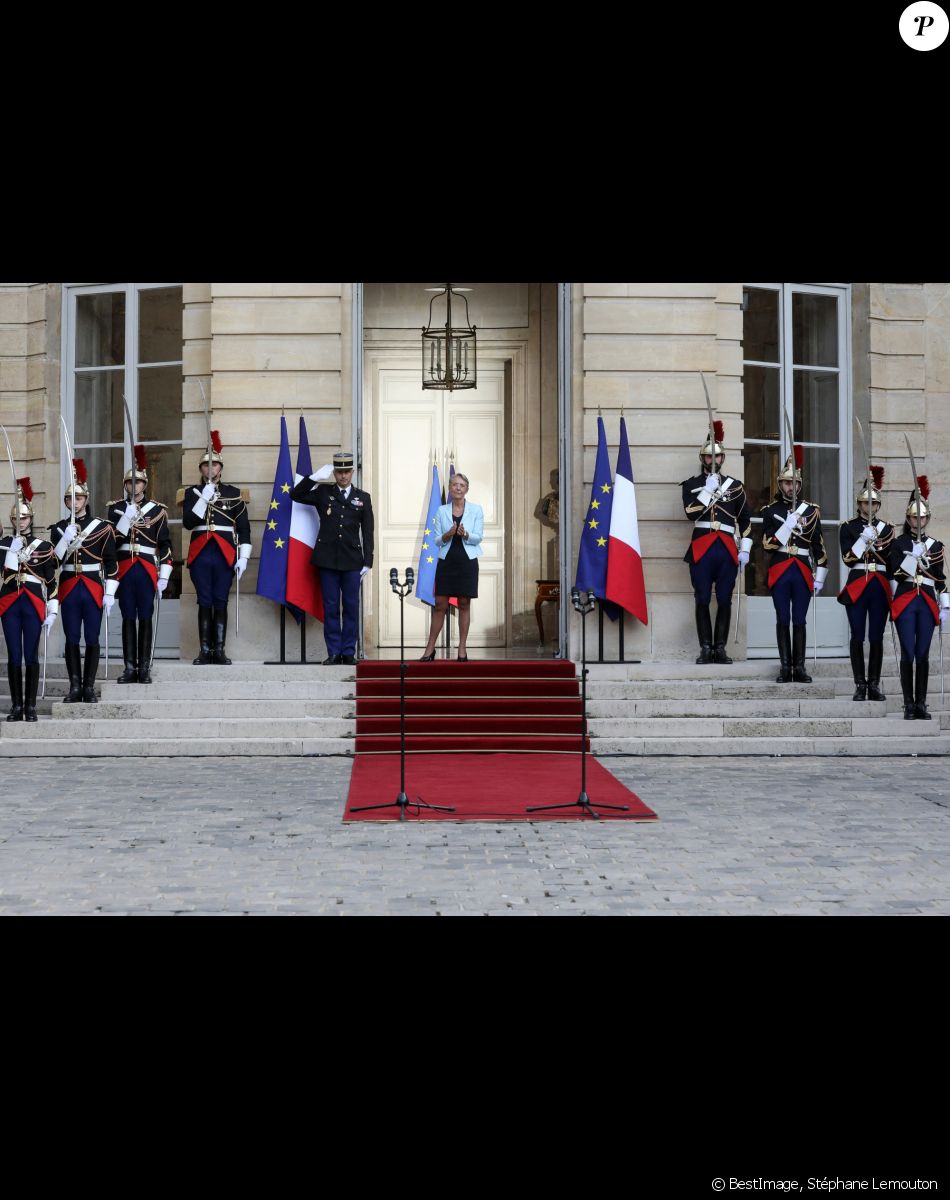 Passation de pouvoirs entre l'ancien Premier ministre français et la nouvelle Première ministre française, Elisabeth Borne à l Hôtel de Matignon à Paris, France, le 16 mai 2022