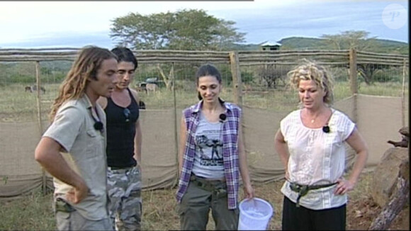 Adeline, Jeane et Greg écoutent attentivement les conseils d'Olivier pour s'occuper des animaux sauvages