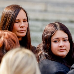 Nathalie Marquay et sa fille Lou - Obsèques de Jean-Pierre Pernaut en la Basilique Sainte-Clotilde à Paris le 9 mars 2022. © Cyril Moreau / Bestimage