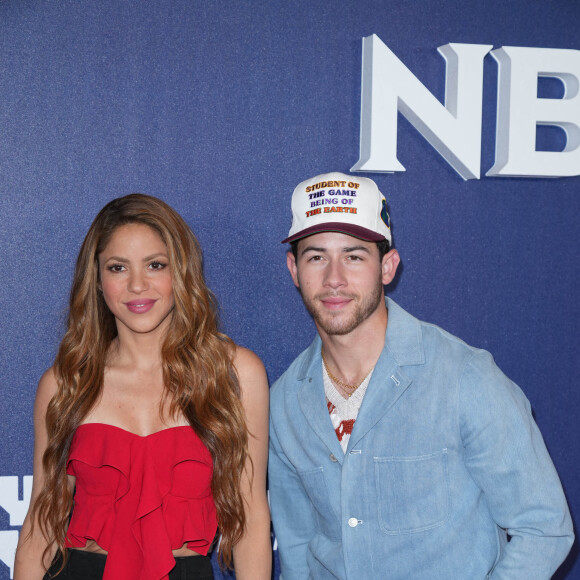 Shakira et Nick Jonas au photocall "NBCUniversal Upfront" à New York, le 16 mai 2022. 