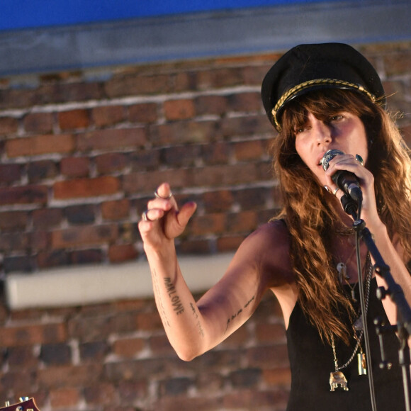 Exclusif - Lou Doillon en concert lors de la soirée de présentation de la nouvelle plateforme de marque "Génération IKKS" et de la première capsule iconique "La Leather Story" sur les toits de la capitale, rue d'Abbeville, à Paris. Le 8 septembre 2021 © Rachid Bellak / Bestimage