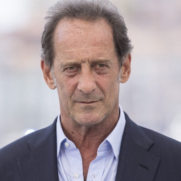 Vincent Lindon (président du jury) lors du photocall du jury officiel lors du 75ème Festival International du Film de Cannes, au Palais des Festivals de Cannes à Cannes, France, le 17 mai 2022. © Cyril Moreau/Bestimage 