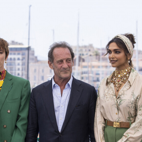 Jasmine Trinca, Rebecca Hall, Vincent Lindon (président du jury), Deepika Padukone et Noomi Rapace lors du photocall du jury officiel lors du 75ème Festival International du Film de Cannes, au Palais des Festivals de Cannes à Cannes, France, le 17 mai 2022. © Cyril Moreau/Bestimage 