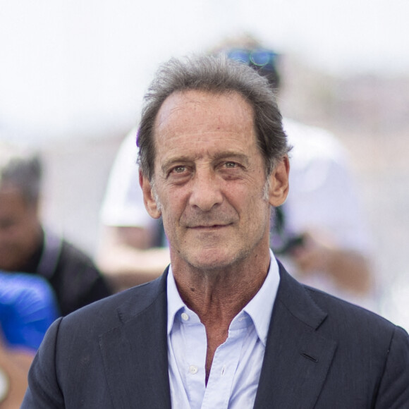 Vincent Lindon (président du jury) lors du photocall du jury officiel lors du 75ème Festival International du Film de Cannes, au Palais des Festivals de Cannes à Cannes, France, le 17 mai 2022. © Cyril Moreau/Bestimage 