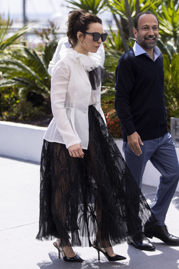 Noomi Rapace et Asghar Farhadi lors du photocall du jury officiel lors du 75ème Festival International du Film de Cannes, au Palais des Festivals de Cannes à Cannes, France, le 17 mai 2022. © Cyril Moreau/Bestimage 