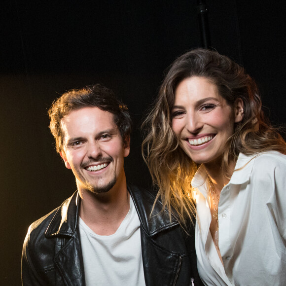 Exclusif - Laury Thilleman et son mari Juan Arbelaez - Backstage - Enregistrement de l'émission "La Chanson secrète 9" à la Seine musicale à Paris, diffusée le 27 novembre sur TF1 à 21h05 Après le succès des précédentes éditions, " LA CHANSON SECRETE ", présentée par N.Aliagas et produite par DMLS TV, revient sur TF1. 10 artistes ne savent rien de ce qui va se passer pour eux ! Ils ont accepté de jouer le jeu, de se laisser totalement surprendre, émouvoir, parfois même déstabiliser car ils vont découvrir en même temps que les téléspectateurs une surprise : une chanson qui leur est chère revisitée et réinterprétée par un artiste. Des mises en scène spectaculaires au service de l'émotion... Et des émotions fortes pour l'artiste assis dans le fauteuil grâce à la venue sur le plateau de proches et d'invités inattendus. Les téléspectateurs seront aux premières loges pour vivre ces moments d'intimité musicale rare. Avec une surprise faite à un couple d'artistes et un anniversaire surprise sur le plateau pour l'un des invités. © Gaffiot-Moreau / Bestimage 