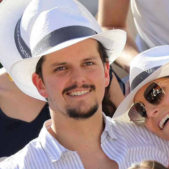 Laury Thilleman (Miss France 2011) et son compagnon le chef cuisinier Juan Arbelaez dans les tribunes lors des internationaux de tennis de Roland Garros à Paris, France, le 1er juin 2019. © Jacovides-Moreau/Bestimage 