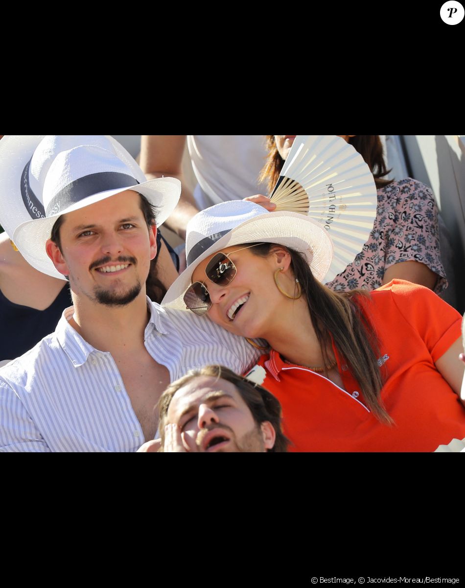 Laury Thilleman (Miss France 2011) et son compagnon le chef cuisinier Juan Arbelaez dans les tribunes lors des internationaux de tennis de Roland Garros à Paris, France, le 1er juin 2019. © Jacovides-Moreau/Bestimage