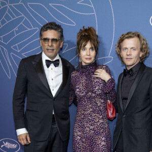 Anne Parillaud (Bijoux Messika), Pascal Elbé et Alex Lutz - Photocall du dîner d'ouverture du 75ème Festival International du Film de Cannes. Le 17 mai 2022