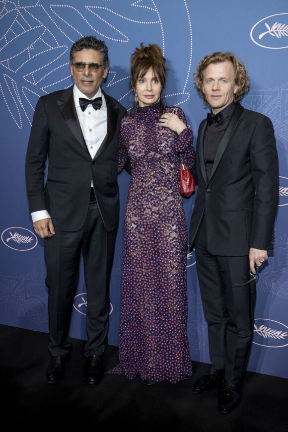 Anne Parillaud (Bijoux Messika), Pascal Elbé et Alex Lutz - Photocall du dîner d'ouverture du 75ème Festival International du Film de Cannes. Le 17 mai 2022