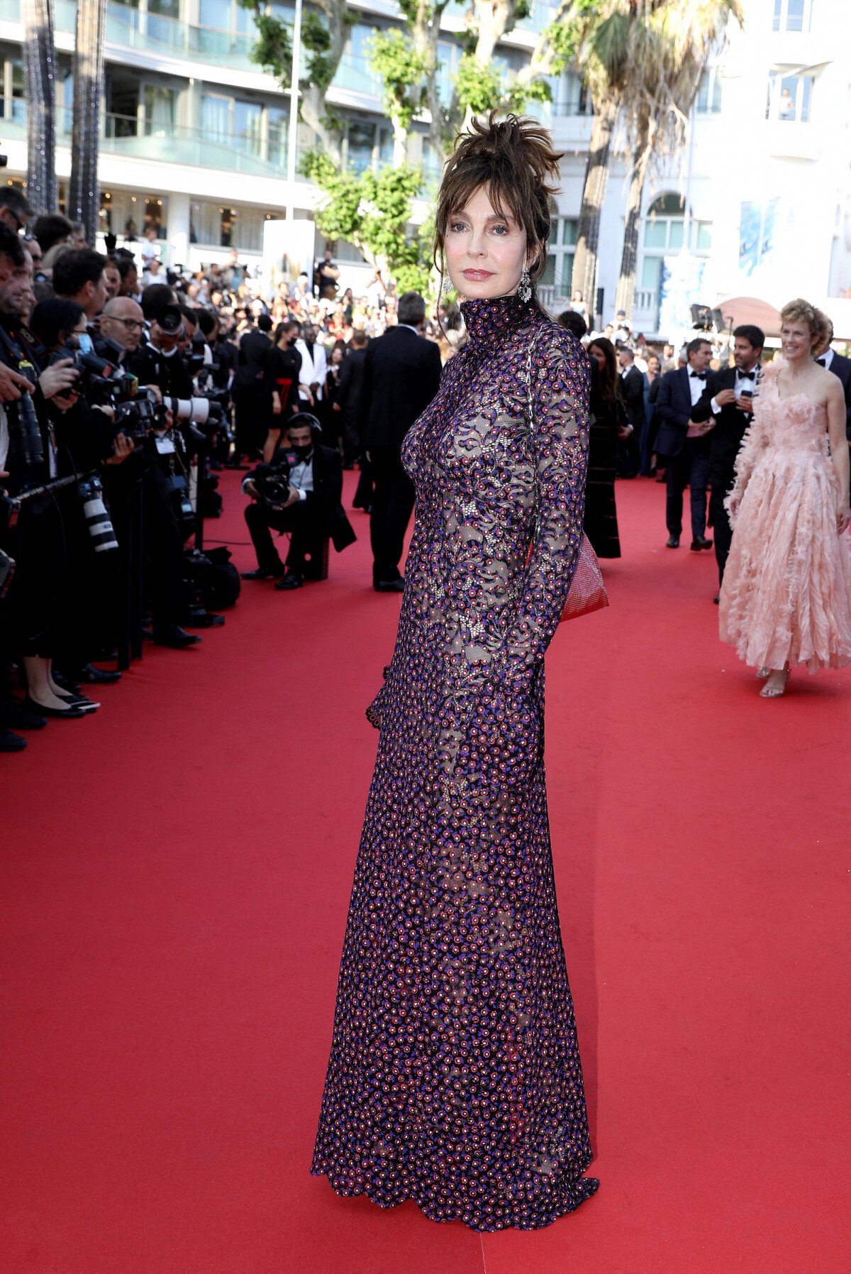 Cannes 2022 : Anne Parillaud sirène sensuelle face à Frédérique Bel et ses  jambes interminables - Purepeople