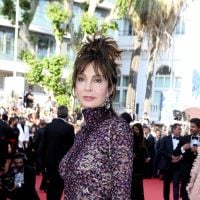 Cannes 2022 : Anne Parillaud sirène sensuelle face à Frédérique Bel et ses jambes interminables