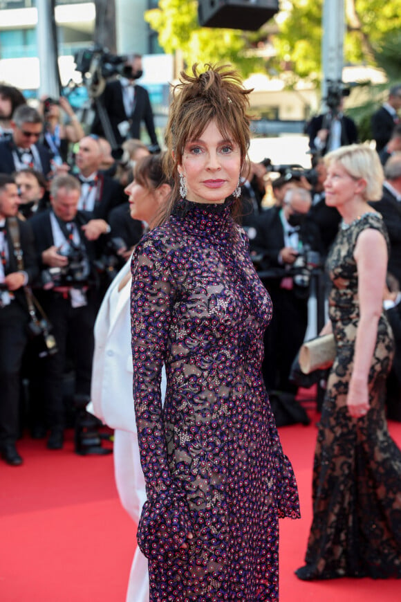 Anne Parillaud (Bijoux Messika) - Montée des marches du film "Coupez !" pour la cérémonie d'ouverture du 75ème Festival International du Film de Cannes. Le 17 mai 2022