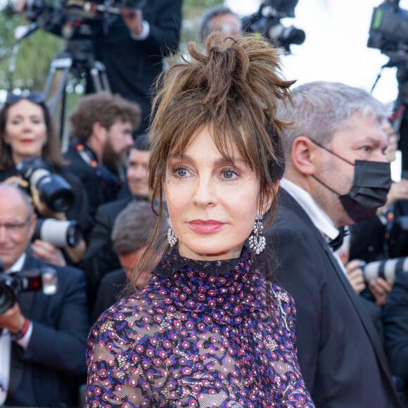 Anne Parillaud (Bijoux Messika) - Montée des marches du film "Coupez !" pour la cérémonie d'ouverture du 75ème Festival International du Film de Cannes. Le 17 mai 2022