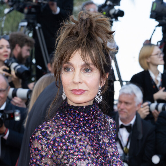 Anne Parillaud (Bijoux Messika) - Montée des marches du film "Coupez !" pour la cérémonie d'ouverture du 75ème Festival International du Film de Cannes. Le 17 mai 2022