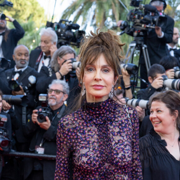 Anne Parillaud (Bijoux Messika) - Montée des marches du film "Coupez !" pour la cérémonie d'ouverture du 75ème Festival International du Film de Cannes le 17 mai 2022