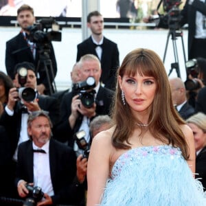 Frédérique Bel - Montée des marches du film "Coupez !" pour la cérémonie d'ouverture du 75ème Festival International du Film de Cannes. Le 17 mai 2022