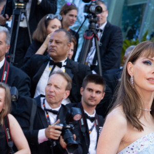 Frédérique Bel - Montée des marches du film "Coupez !" pour la cérémonie d'ouverture du 75ème Festival International du Film de Cannes. Le 17 mai 2022