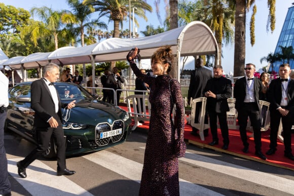 Exclusif - Anne Parillaud - Arrivées des célébrités à bord des voitures officielles pour la montée des marches du film "Coupez !" à l'occasion de la cérémonie d'ouverture du 75ème Festival International du Film de Cannes le 17 mai 2022.