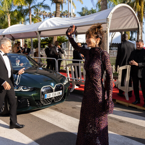 Exclusif - Anne Parillaud - Arrivées des célébrités à bord des voitures officielles pour la montée des marches du film "Coupez !" à l'occasion de la cérémonie d'ouverture du 75ème Festival International du Film de Cannes le 17 mai 2022.