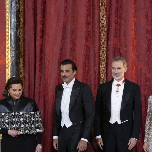 Le roi Felipe VI et la reine Letizia d'Espagne recoivent l'émir du Qatar Sheikh Tamim Bin Hamad Al Thani et sa femme la Sheikha Jawaher Bint Hamad Bin Suhaim Al Thani, pour un dîner d'Etat au Palais royal de Madrid, le 17 mai 2022.