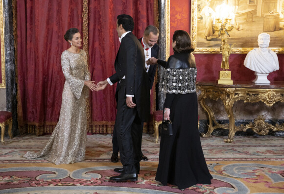Le roi Felipe VI et la reine Letizia d'Espagne recoivent l'émir du Qatar Sheikh Tamim Bin Hamad Al Thani et sa femme la Sheikha Jawaher Bint Hamad Bin Suhaim Al Thani, pour un dîner d'Etat au Palais royal de Madrid, le 17 mai 2022.