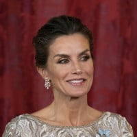 Letizia d'Espagne : Yeux charbonneux et robe argentée, la reine très glamour pour des invités royaux !